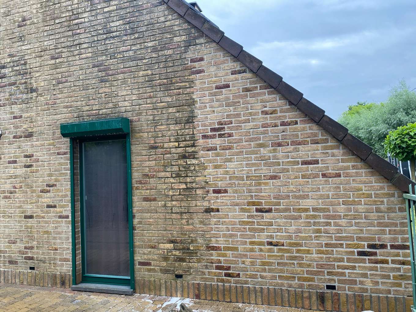 Bakstenen gevel met raam en dakrand