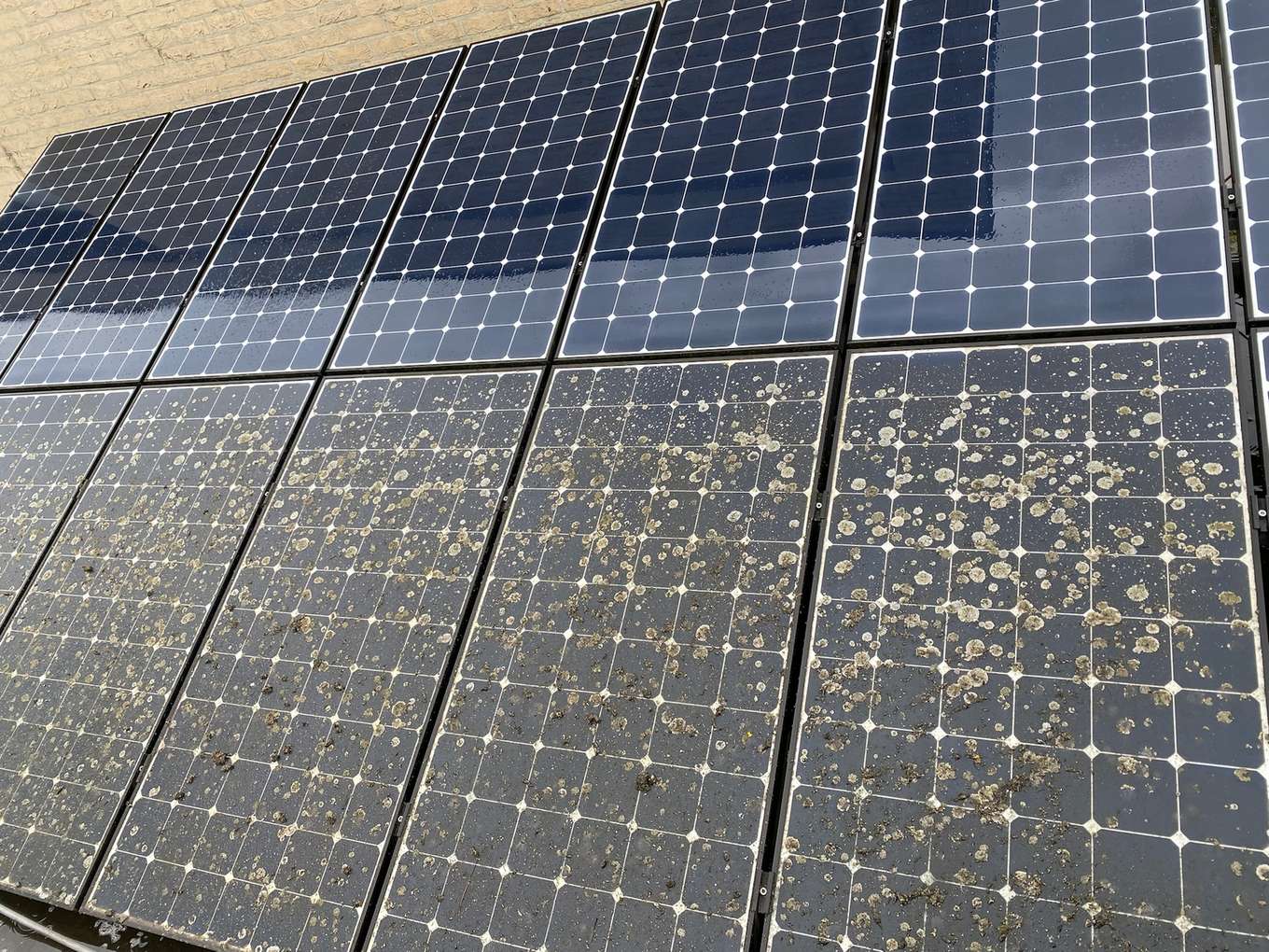 Zonnepanelen met vuil en aanslag
