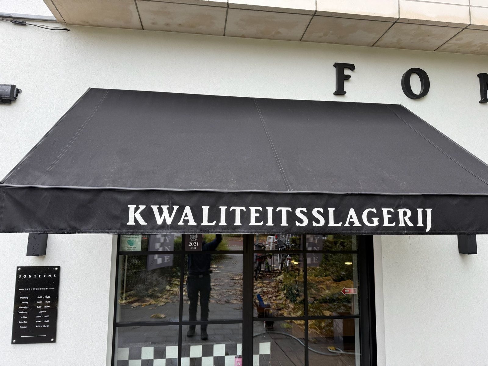 Zonnewering boven een winkelpui